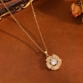 Detailaufnahme einer goldenen Blumen-Halskette mit klaren Zirkonia-Kristallen im Retro-Stil - Goldene Weiße Zirkonia Blumen Halskette(T031)