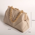 Beige Abendtasche mit goldener Kette und V-Struktur, Abmessungen 21,5 x 13,5 x 7,5 cm - Aprikose