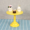 Soporte metálico amarillo para cupcakes con tres postres sobre un mantel de cuadros azules - Mediano 25CM / Amarillo