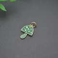Dettaglio macro del ciondolo a fungo placcato oro 18K con smalto verde e zirconi colorati - Oro-Verde Smalto