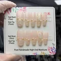 Handgemaakte press-on nagels met nude verloop, witte parels en goudlijnen, set van 10 stuks - Extra Klein (XS)