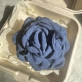Pinza para el pelo con rosa de tela vaquera azul marino en caja de regalo - 9.5CM / Azul Denim Oscuro