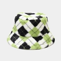 Dettaglio di un cappello da pescatore a scacchi in ecopelliccia verde e nera - Quadri Bianco Verde