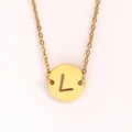 Détail du collier doré avec pendentif ajouré lettre L et chaîne classique en maille jaseron - Lettre L