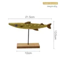 Handgefertigte gelbe Schwertfisch-Holzfigur mit Metallstativ und rustikalem Sockel - Gelber Schwertfisch