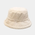 Detalle de gorro de pescador en piel sintética crema con textura suave y material cálido - M (56-58cm) / Beige