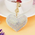 Llavero de corazón con pedrería multicolor brillante y borla blanca decorativa - Tono Dorado + Base Blanca Con Diamantes de Imitación AB