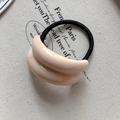 Dettaglio dell'accessorio in resina crema a doppia curva su elastico nero per capelli - Albicocca