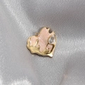 Colgante de corazón en acero dorado con esmalte rosa y cristal sobre seda gris suave - Corazón Rosa / 1 Pieza