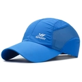 Berretto sportivo blu ad asciugatura rapida con rete traspirante e logo SPORT bianco - Blu Zaffiro