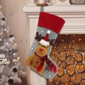 Grijze kerstsok met rendierpatroon hangend aan een witte haard in een sfeervolle kerstsetting - Eland Stijl