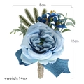 Boutonnière fatta a mano con rosa blu artificiale, felci e nastro di juta - Blu Nebbia