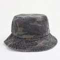 Detail eines gewaschenen Camouflage-Anglerhuts mit Vintage-Denim-Textur und feinen Nähten - Einheitsgröße (58cm) / Schwarzgraue Tarnung
