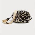 Borsa a tracolla alla moda leopardata con ampia tracolla beige e dettagli in argento - Stampa leopardata