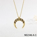 Dettaglio di pendente a mezzaluna dorato con pavé di zirconi blu e bianchi lucidi - Corno di Zirconia Blu e Bianca in Oro (NE2346-A-3)
