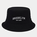 Dettaglio del ricamo Brooklyn e degli occhielli metallici su un cappello a secchiello - M (56-58cm) / Nero