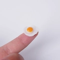 Miniatura di uovo al tegamino in PVC per casa delle bambole su polpastrello - 1.7cm Mini Uovo al Tegamino x 1