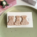 Detalle de tres lindas pinzas para el cabello de oso conejo perro en cartón blanco - Juego de 3 Oso Perro Conejo / Rosa & Beige