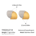 Dettaglio orecchini geometrici che mostrano dimensioni 2,5 cm e peso di 7,3 g per gioielli - Bicolore Oro e Argento