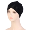 Détail d'un turban noir élastique avec design croisé plissé sur un mannequin féminin - Noir