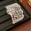 Makro-Detail von silbernen breiten Manschettenarmband mit organischer Netzstruktur - Breite Ausgehöhlte Spitzentextur (Silber) / Silber