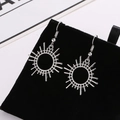 Boucles d'oreilles soleil rétro en argent sur un support de présentation en velours - Style Engrenage Industriel Soleil Argenté (10074)