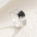 Makro-Detail des Herrenrings mit großem schwarzen Edelstein und Pavé-Besatz aus Diamanten - US 7 / Weißes K Runder Schwarzer Edelstein
