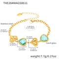 Detalle del brazalete de corazones dorados con medidas de longitud y tamaño del colgante - Pulsera de piedra de vidrio azul claro dorado