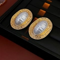 Pendientes vintage con marco dorado texturizado y resina blanca ovalada con estrías - Dorado