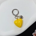 Dettaglio del portachiavi a cuore in resina gialla con anello in metallo argento - Giallo