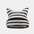 Détail du bonnet en maille rayé noir et blanc avec oreilles de diable et texture pelucheuse - Taille unique / Rayures Noires et Blanches