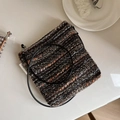 Primer plano detallado del bolso bandolera de tweed a rayas con textura tejida fina - Tejido de Lana Marrón