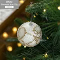 Witte 8cm schuimrubberen kerstbal met gouden glitterrooster hangend aan een kerstboom - Witte Grote Rasterbal
