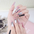 Unghie lunghe a bara con motivi marmorizzati rosa e nero e linee geometriche - Stile Geometrico Marmo Rosa Nero (CBLCY-15) / Tipo di Colla