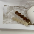 Ensemble de barrettes minimalistes en perles de résine ambre et crème sur base dorée - Paire Café Beige