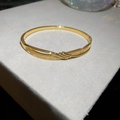 Gros plan du bracelet vague plaqué or 18 carats avec pavé de zircons étincelants - 1# Bracelet Jonc - Or (Plaqué Or Véritable)