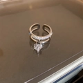 Macro-opname van zilveren dubbellaagse ring met zirkonia en een hartvormige hanger - 52# Ring-Zilver