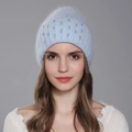 Damen Strickmütze aus hellblauem Kaninchenfell mit eleganten Perlen für den Winter - Blau