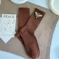 Vertical ribbed mid-calf brown socks featuring a 3D embroidered bee patch detail - One Size / Chocolate
