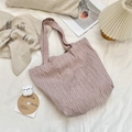 Détail du sac cabas rayé rose avec texte brodé 'you are so special' sur la toile - Rose