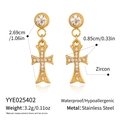 Dettaglio di orecchini a croce in oro e zircone con indicazioni di peso e dimensioni - Orecchini a Lobo con Croce (YYE025402)