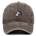 Vue détaillée d'une casquette de baseball marron délavée avec broderie violette. - Taille unique / Café
