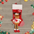 Weihnachtsstrumpf mit 3D-Rentier und gestreiftem Schal auf grauem Holzhintergrund - Elch-Stil