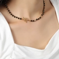 Collier en acier titane avec perles d'onyx noire et fermoir OT doré sur modèle - Petit (Diamètre des perles env. 0,4 cm)