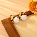 Elegantes pendientes de perlas doradas con arcos metálicos sobre un soporte de madera - Pendientes de Botón (N705)