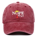 Detail des bestickten Nope Not again Logos auf der verwaschenen weinroten Baseballkappe - Burgunderrot