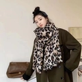 Mannequin asiatique portant une écharpe en cachemire imprimé léopard beige à franges - 1# Beige Classique Léopard
