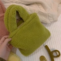 Gros plan sur la texture douce en polaire verte de ce mini sac à main d'hiver - Vert matcha
