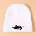 Bonnet blanc en maille avec broderie HEART noire sur un revers minimaliste chic - Blanc