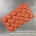 Makroansicht der 15-Loch Silikonform für Halbkugeln, Maße 28,6x16,6 cm für Schokolade - 15 Hohlräume Halbkugel